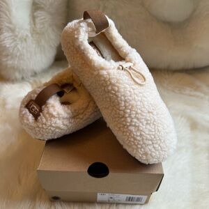 NWT + box 🆕 UGG Comfy Cozy Plushy Slipper in natural - Size 6